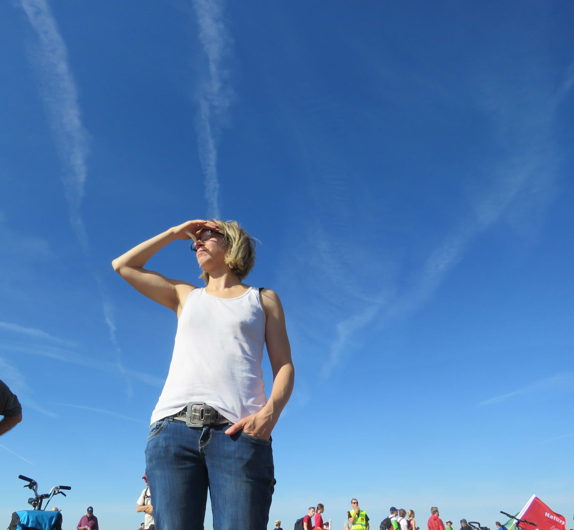 Modeaktvismus statt - ich stehe auf einer Demo und schaue in den blauen HimmelFast Fashion