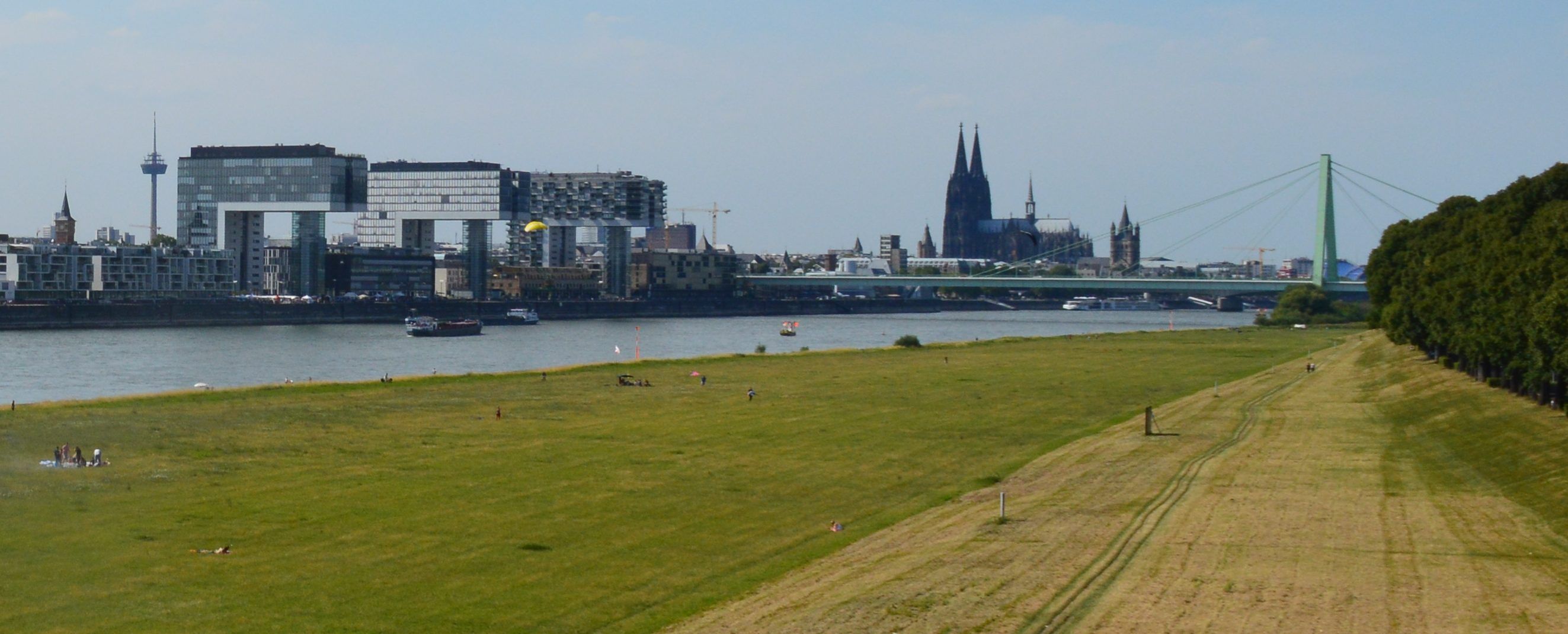 Faire und nachhaltige Mode in Koeln  bestellen - ein bild mit rhein und kranhaeusern